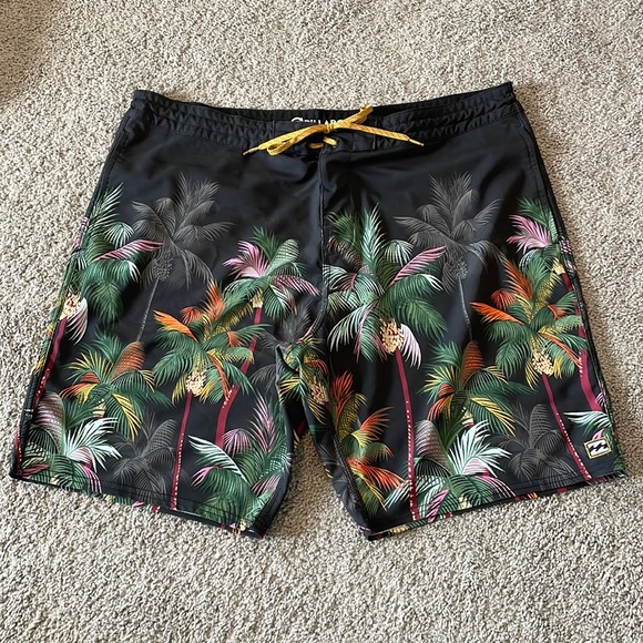 Billabong Board Shorts - Picture 3 of 11